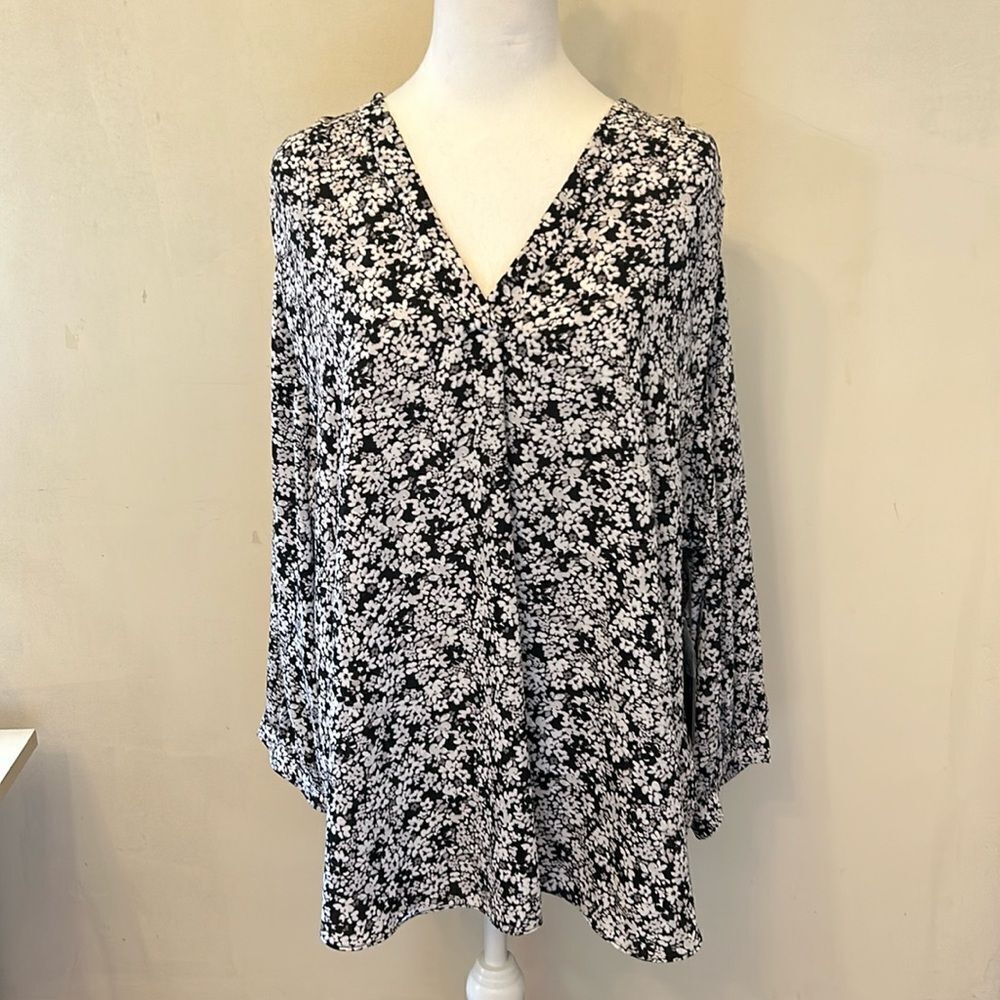 Vince Camuto black white floral long sleeve V neckline blouse Size 3X New